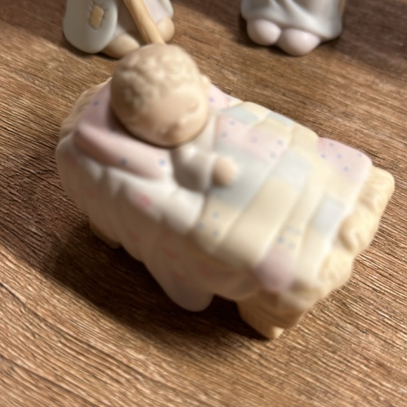 Used vintage Precious Moments  nativity set five pieces. - Picture 3 of 7